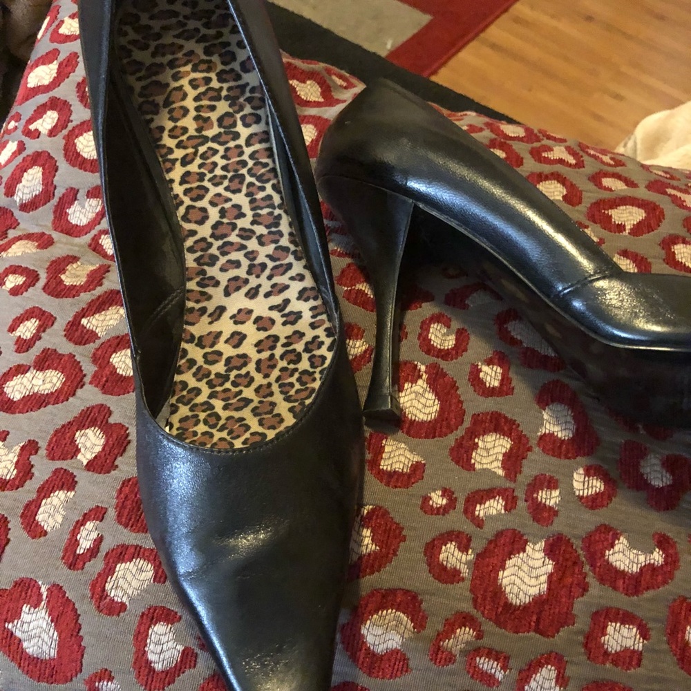 BCBG BLACK LEATHER HEELS